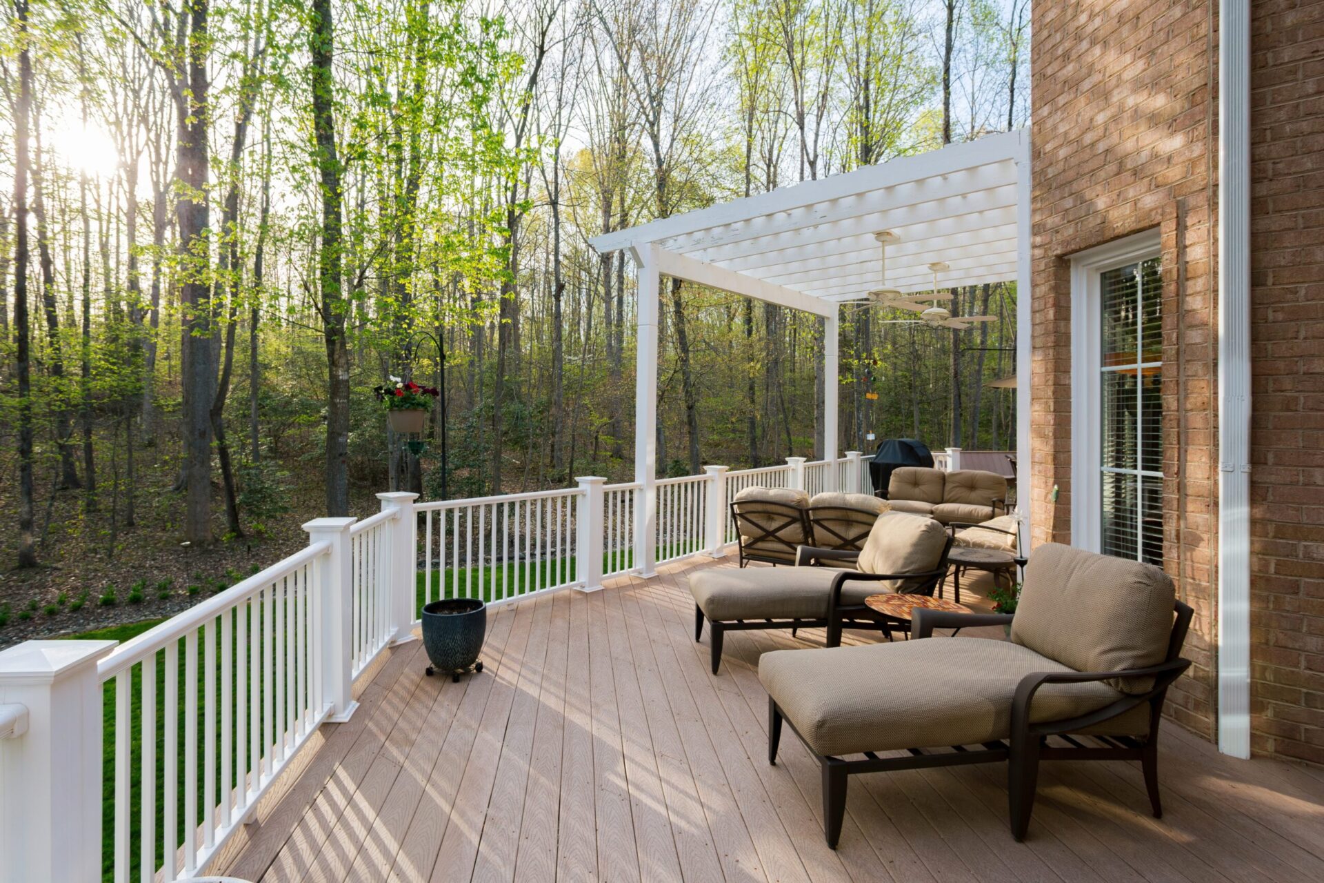 Elegant,Backyard,Deck,With,Lounge,Chairs,And,Pergola,In,A
