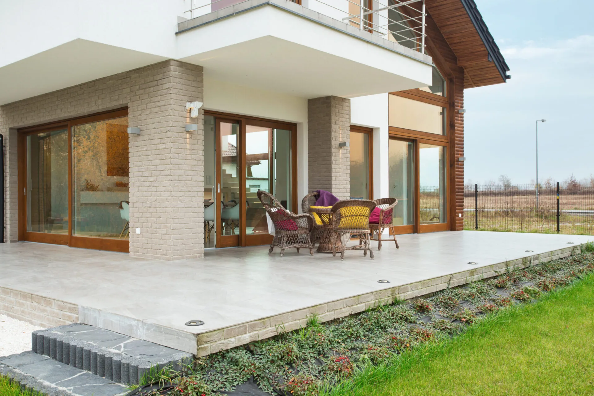 Big,Modern,Residence,With,Marble,Porch