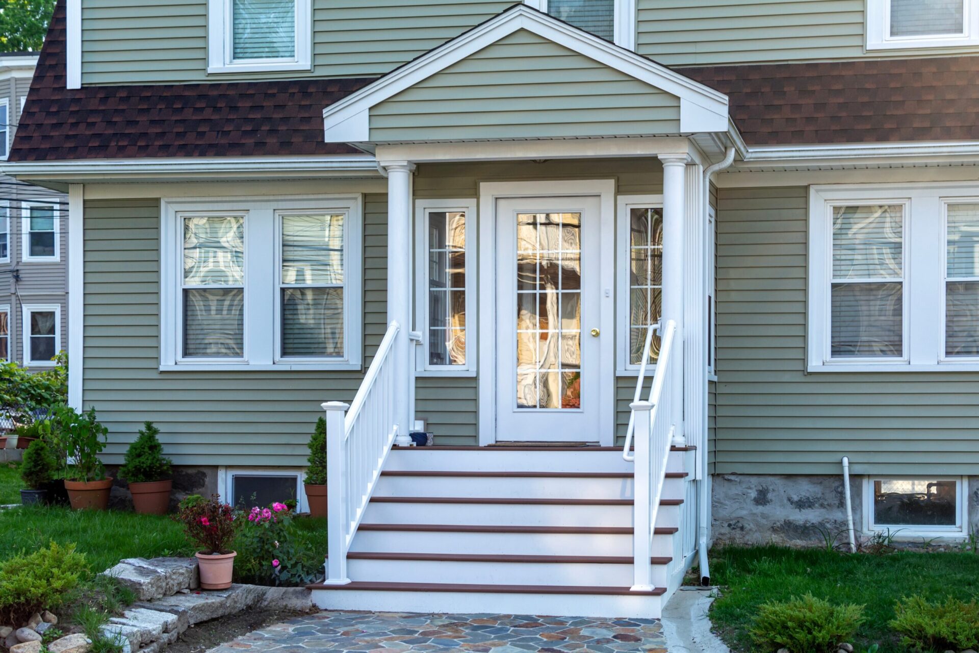 Traditional,American,Residential,Style,Home,With,Multi-pane,Glass,Door,And