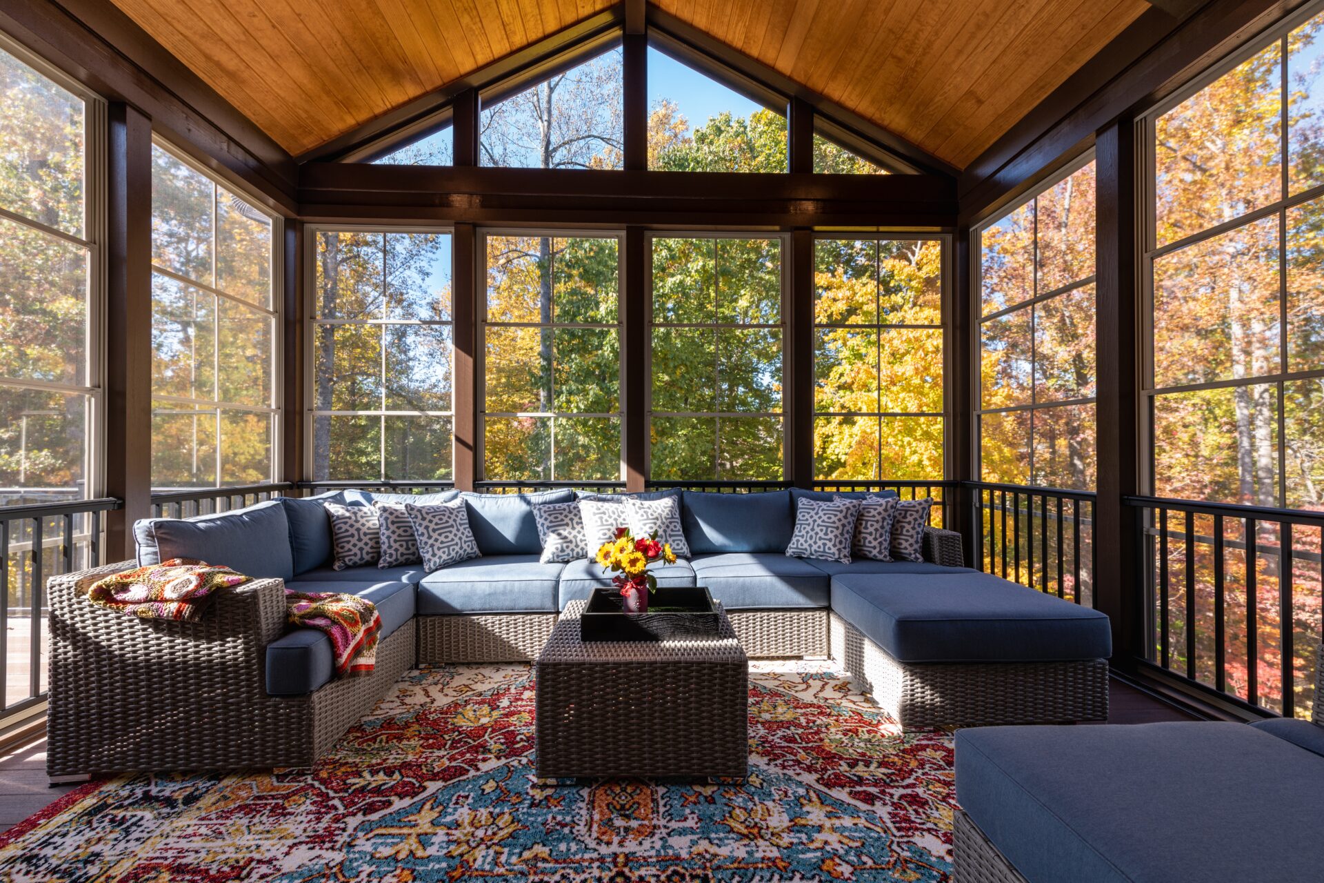 Cozy,Screened,Porch,With,Contemporary,Furniture,And,Flower,Bouquet,In